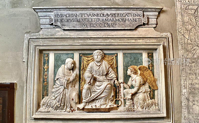 安德烈·布雷诺(Andrea Bregno)创作的库萨尼古拉斯主教墙墓(Wall Tomb of Nicholas of Kusa)浮雕“尼古拉主教在圣彼得面前”，被安放在意大利罗马维科利的圣彼得大教堂。
